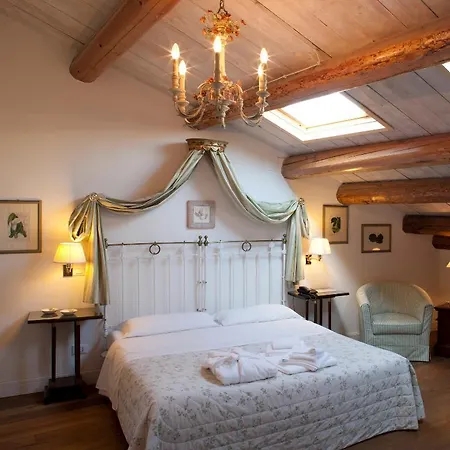 M Club De Luxe Bed & Breakfast 4*