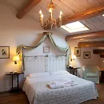 M Club De Luxe Bed and Breakfast 4*
